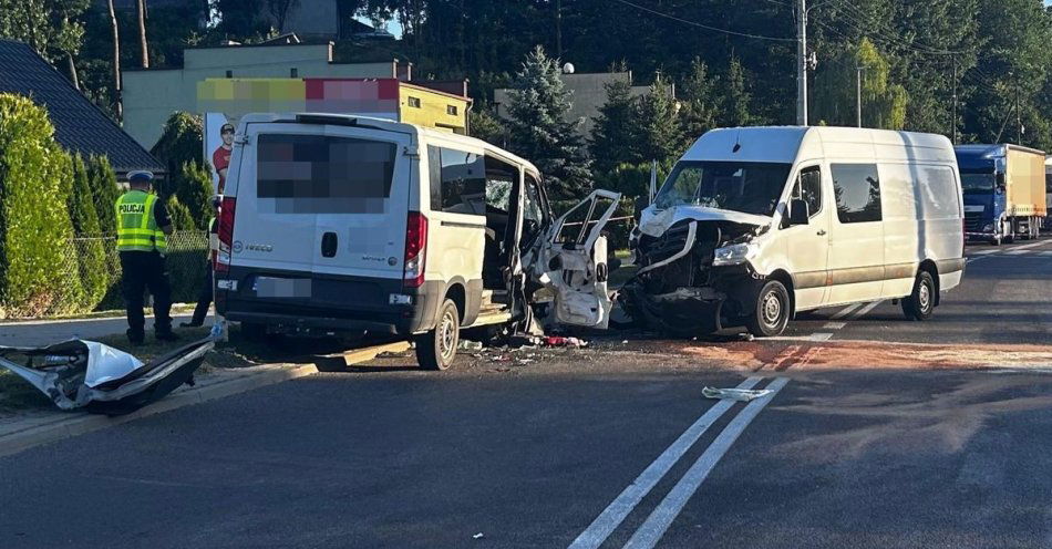 zdjęcie: Zderzenie dwóch busów na krajowej 17 w Izbicy / fot. KPP Krasnystaw