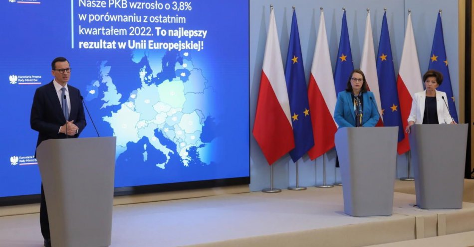 zdjęcie: Od stycznia 2024 r. najniższa pensja wyniesie 4242 zł brutto, a od lipca 2024 r. – 4300 zł brutto / fot. PAP