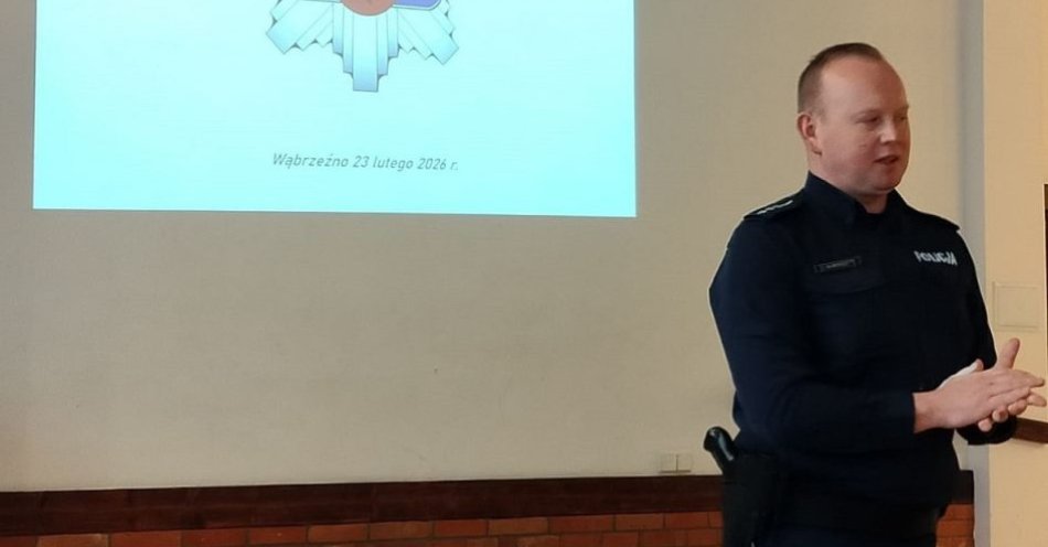 zdjęcie: Seniorzy uczą się cyberbezpieczeństwa w Wąbrzeźnie / fot. KPP Wąbrzeźno