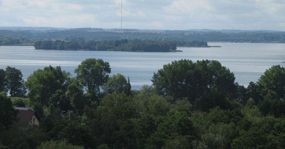 zdjęcie: Sport lokalny w Giżycku - co oferuje miasto mieszkańcom? / Widok na jezioro Niegocin z wieży wodnej w Giżycku – Fot. Margoz / Wikimedia Commons, CC BY-SA 4.0