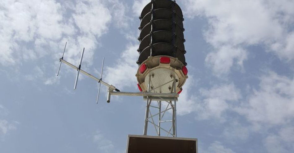 zdjęcie: Ćwiczenia Uważni na dźwięk 2026 — syreny zawyły w powiecie nowosądeckim / Elektroniczna syrena alarmowa systemu obrony cywilnej, fot. HSS Engineering, domena publiczna, https://commons.wikimedia.org/wiki/File:Civil_defense_siren_tws_295_Hss_Engineering,_electronic_siren.jpg