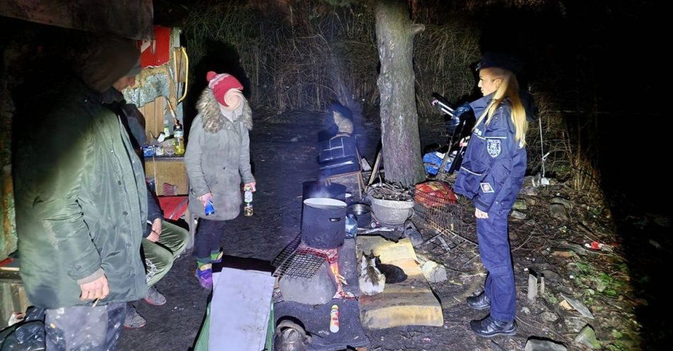 zdjęcie: Temperatura coraz niższa, pomocy coraz więcej. Policjanci w trosce o los bezdomnych pomagają w dzień i w nocy / fot. KMP w Koszalinie