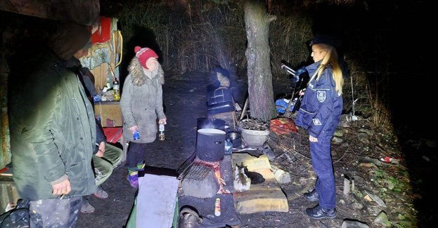 Temperatura coraz niższa, pomocy coraz więcej. Policjanci w trosce o los bezdomnych pomagają w dzień i w nocy