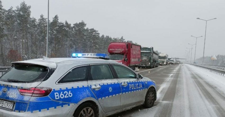 zdjęcie: Zablokowana autostrada A4 w kierunku Wrocławia. Utrudnienia potrwają kilka godzin / fot. KPP w Bolesławcu