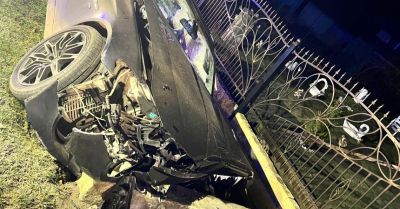 Zasnął za kierownicą i uderzył w mostek w Zalesiu