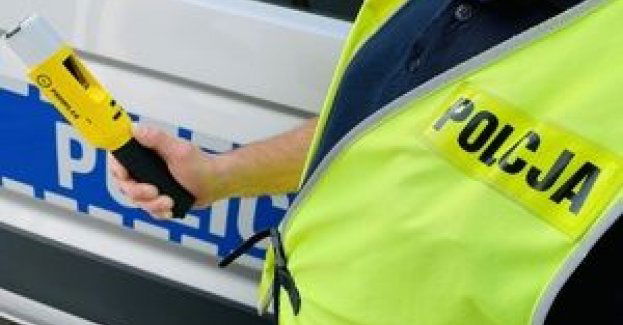 Jechał rowerem bez sprawnego oświetlenia. Okazało się, że był poszukiwany i do tego nietrzeźwy