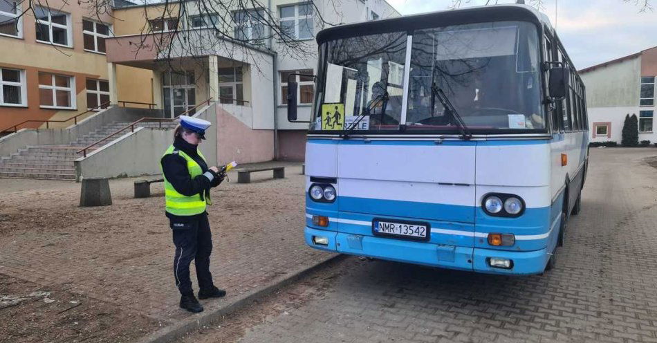 zdjęcie: Policjanci  kontrolują autokary / fot. KPP w Przasnyszu