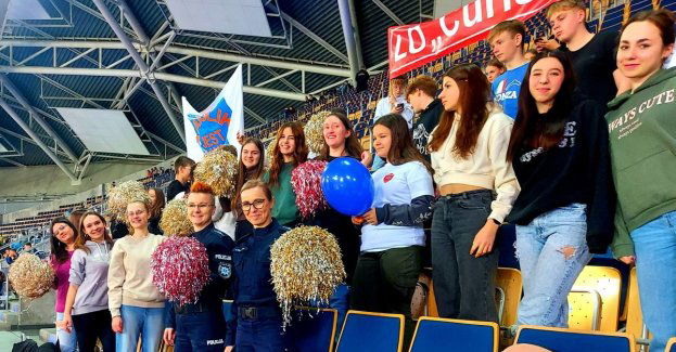 Uczniowie z rawskich szkół kibicowali podczas charytatywnego turnieju piłki halowej