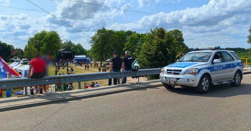 zdjęcie: „Rock na bagnie” pod czujnym okiem policjantów / fot. KPP Mońki