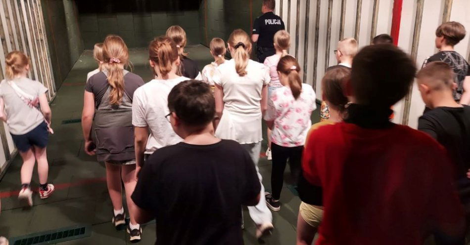 zdjęcie: Odwiedziny uczniów w komendzie / fot. KPP w Poddębicach