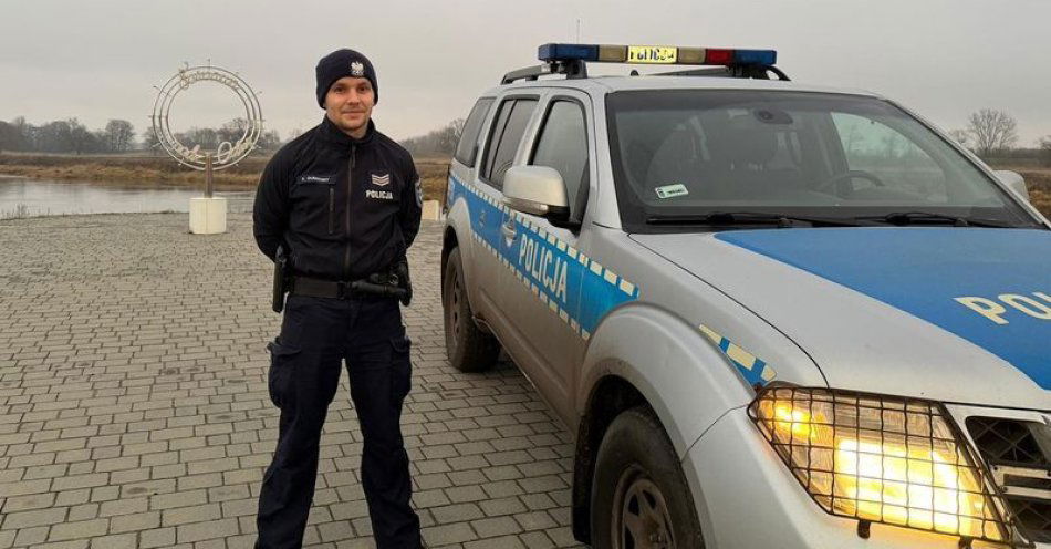 zdjęcie: Policjant uratował seniorkę leżącą na zaśnieżonej drodze / fot. KPP w Lubinie