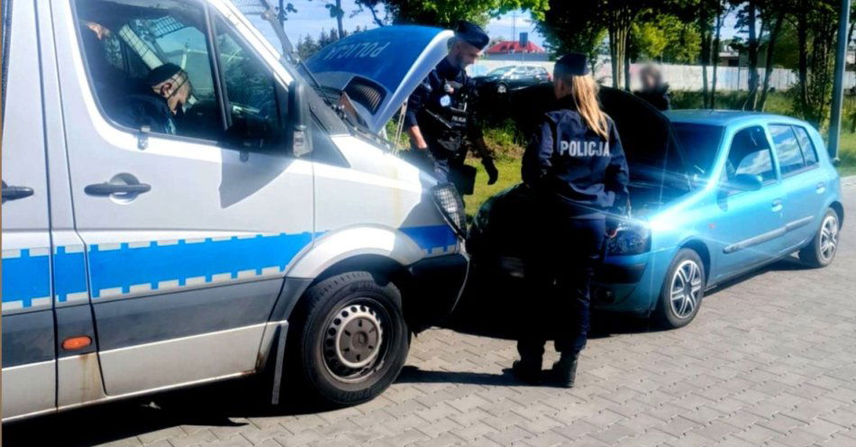 zdjęcie: Pomogli mieszkance powiatu nowomiejskiego, kiedy popsuł się jej samochód / fot. KPP w Iławie