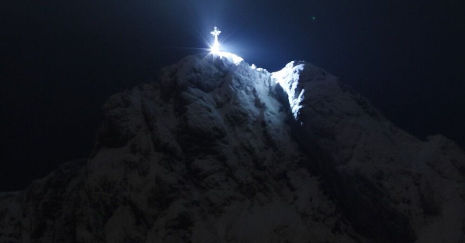 zdjęcie: Krzyż na Giewoncie zostanie oświetlony w rocznicę śmierci Jana Pawła II / Zakopane, 02.04.2025. Podświetlony krzyż na Giewoncie, 2 bm. Trwają obchody 20. rocznicy śmierci św. Jana Pawła II. (sko) PAP/Grzegorz Momot