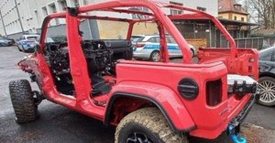 zdjęcie: Kryminalni z Lubania zlikwidowali dziuplę samochodową i odzyskali zdemontowany pojazd Jeep Wrangler / fot. KPP w Lubaniu