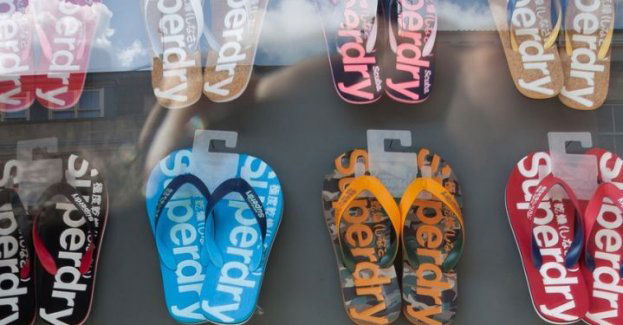 Kosztowna sprzedaż klapków w Internecie. Swoją nieostrożność 30-latka przypłaciła stratą prawie 30 tys. zł.