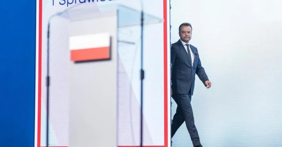 zdjęcie: Bochenek o podniesieniu progu podatkowego: Tusk mami wyborców kosmetycznymi zmianami / Warszawa, 24.07.2026. Rzecznik Prawa i Sprawiedliwości Rafał Bochenek na konferencji prasowej w siedzibie PiS przy ul. Nowogrodzkiej w Warszawie, 24 bm. Prezes PiS oświadczył, że około trzydziestu kilku posłów zrezygnowało z członkostwa w PiS. Do czwartku do północy parlamentarzyści PiS mieli czas na złożenie deklaracji o nieprzynależeniu do stowarzyszeń - pod groźbą wykluczenia z partii. (doro) PAP/Leszek Szymański