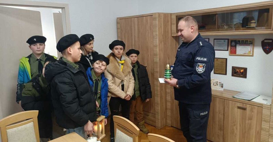 zdjęcie: Betlejemskie Światło Pokoju trafiło do policji w Mogilnie / fot. KPP Mogilno