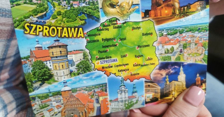 zdjęcie: Mieszkanka dziękuje policjantce z Hajnówki za pomoc / fot. KPP Hajnówka