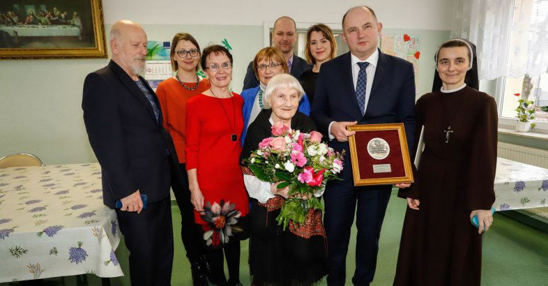 zdjęcie: Medal Unitas Durat dla pani Kamili - stulatki / fot. Mikołaj Kuras dla UMWKP