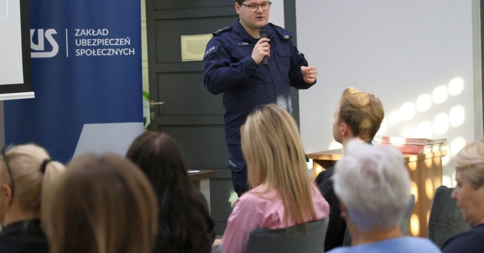 zdjęcie: Seniorzy z pięciu gmin uczą się jak unikać oszustw / fot. KMP w Radomiu