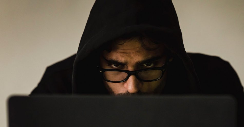 zdjęcie: Kliknęła w link i straciła ponad 16 tysięcy złotych – uwaga na internetowych oszustów! / pexels/5926386