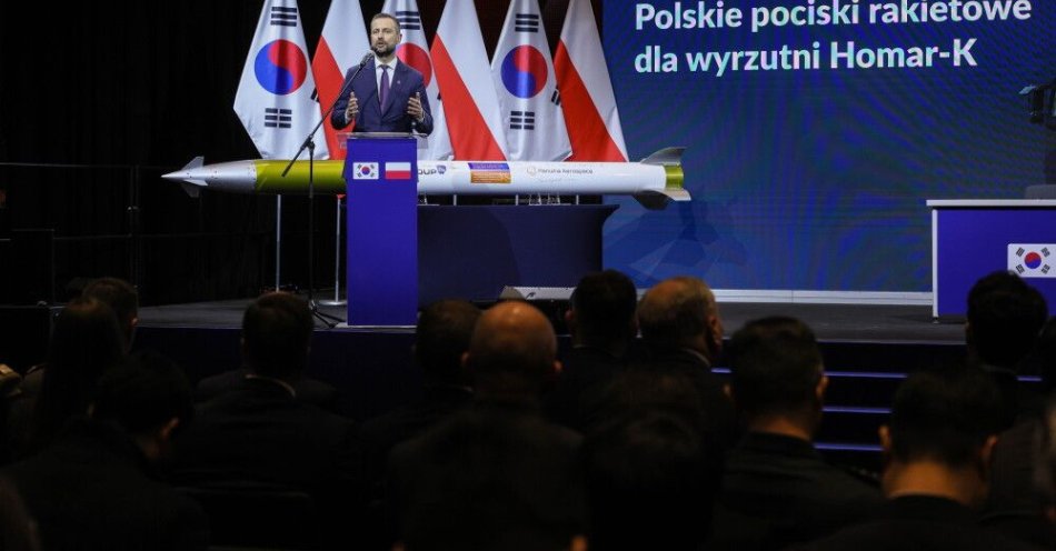 zdjęcie: Szef MON: niezależność polskiej produkcji rakiet do wyrzutni Homar-K staje się faktem / Warszawa, 29.12.2025. Wicepremier, minister obrony Władysław Kosiniak-Kamysz podczas konferencji prasowej, 29 bm. w Muzeum Wojska Polskiego w Cytadeli Warszawskiej. Została podpisana trzecia umowa wykonawcza związana z pozyskaniem pocisków rakietowych polskiej produkcji do wyrzutni rakietowych HOMAR-K. Zawarta została pomiędzy Skarbem Państwa – Agencją Uzbrojenia a konsorcjum firm: spółką joint-venture Hanwha WB Advanced System Sp. z o.o. (lider konsorcjum) i Hanwha Aerospace Co. Ltd. na dostawę