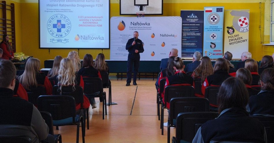 zdjęcie: Blisko 70 uczniów ukończyło kurs Ratownika Drogowego w Krośnie / fot. KMP w Krośnie