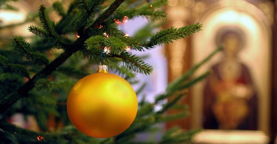 zdjęcie: Prawosławny abp Jakub: niech świąteczne tradycje nie przesłaniają duchowości Bożego Narodzenia / Przemyśl, 05.01.2009. Choinka w cerkwi pod wezwaniem Zaśnięcia Najświętszej Maryi Panny w Przemyślu, 5 bm. na dzień przed wigilią Bożego Narodzenia obchodzoną według kalendarza juliańskiego. (dd/cat). PAP/Darek Delmanowicz