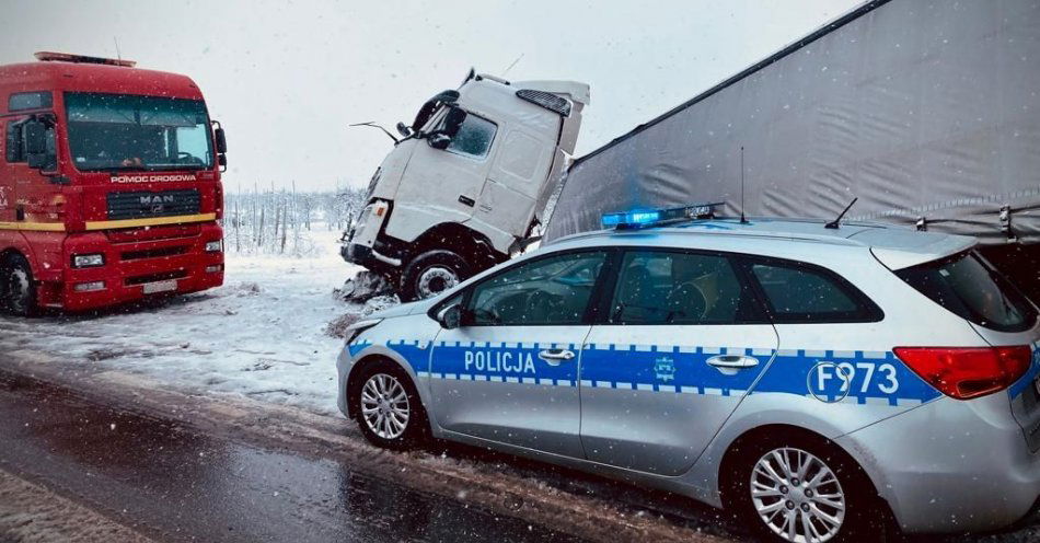 zdjęcie: Tir wjechał do rowu w Krukówce / fot. KPP w Rawie Mazowieckiej