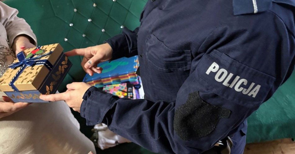 zdjęcie: Policjanci z Złotowa wręczyli świąteczne paczki rodzinom / fot. KPP Złotów