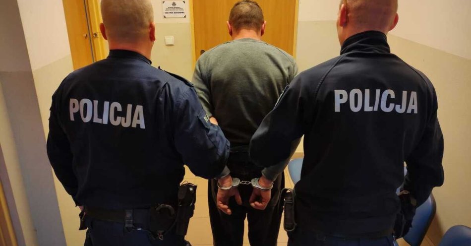 zdjęcie: Poszukiwany trzema listami gończymi zatrzymany w Bytowie / fot. KPP w Bytowie aef5f8ab-d566-4146-871a-c1d772634ff2