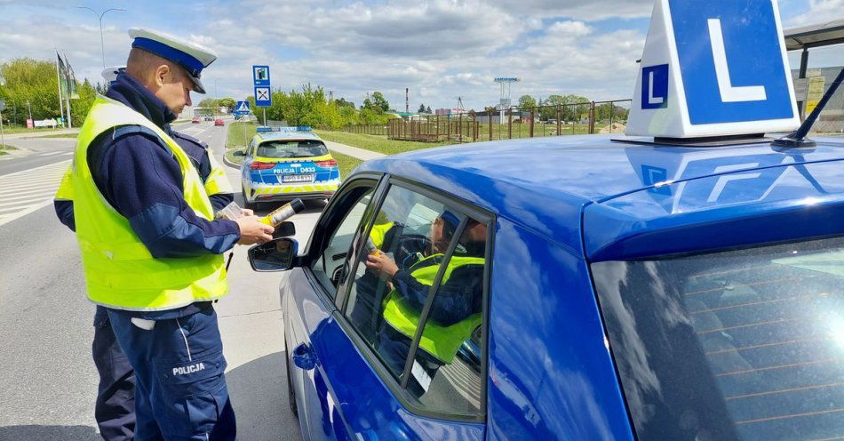 zdjęcie: Policjanci kontrolowali samochody do nauki jazdy. Jeden z instruktorów nie posiadał aktualnych uprawnień / fot. KMP Chełm