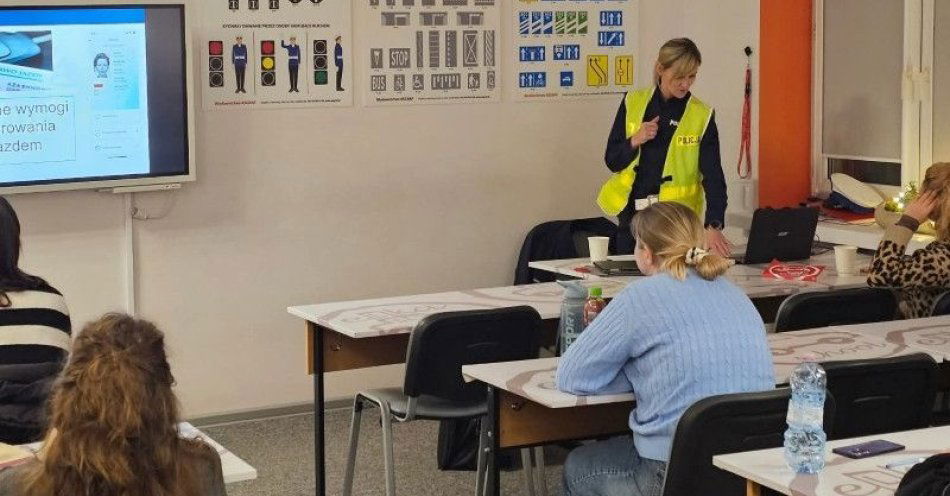 zdjęcie: Młody kierowca zaczyna uczyć się odpowiedzialności na kursie / fot. KMP w Gdyni