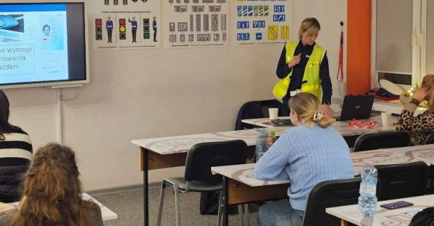 Młody kierowca zaczyna uczyć się odpowiedzialności na kursie