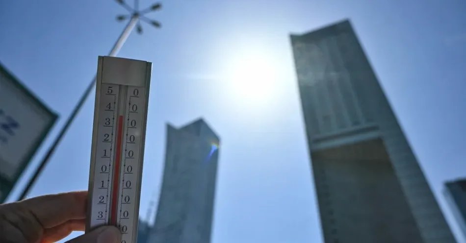 zdjęcie: Najbliższe dni upalne, do 37 st. C na południu kraju oraz tropikalne noce, do 23 st. C / Warszawa, 27.06.2026. Termometr wskazuje 36 stopni Celsjusza, 27 bm. w centrum Warszawy. W weekend w całym kraju panuje upał, a temperatura może sięgnąć nawet 42 st. C. (mr) PAP/Radek Pietruszka