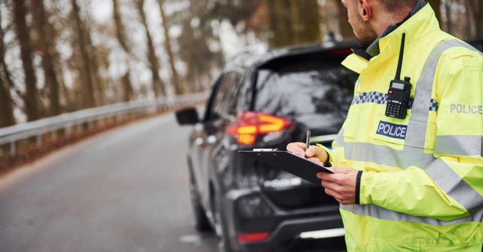zdjęcie: Uciekał przed policjantami, bo jechał po alkoholu i mimo zakazu / v15245694