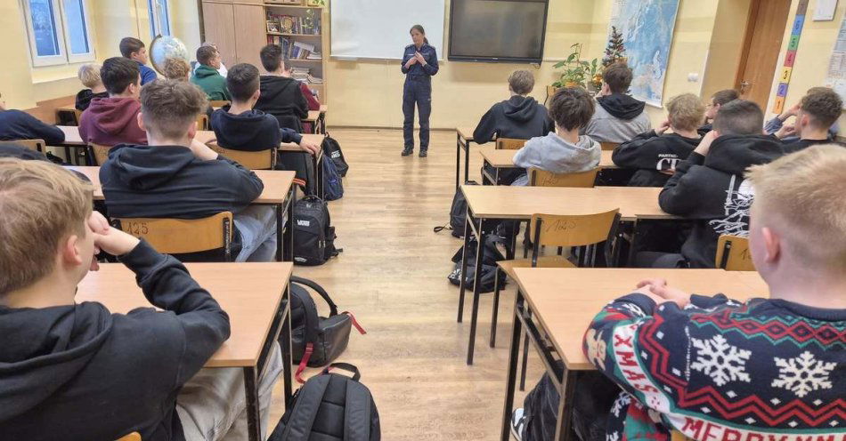 zdjęcie: Policjantki rozmawiały z uczniami o hejcie i cyberprzemocy / fot. KPP w Działdowie spotkanie policjantek z młodzieżą