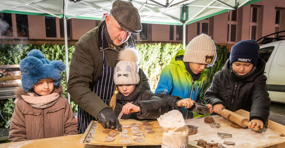 zdjęcie: Świąteczne warsztaty w blasku marszałkowskiej choinki / fot. Szymon Zdzieblo