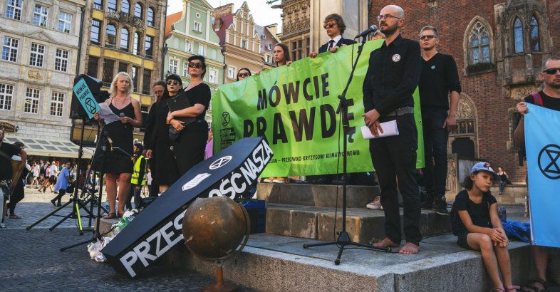 zdjęcie: Extinction Rebellion BIJE NA ALARM!  Aktywiści wspierają mieszkańców w walce o drzewa / fot. nadesłane