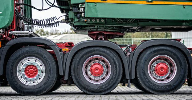 Matka z córką uderzone oderwanym od ciężarówki kołem