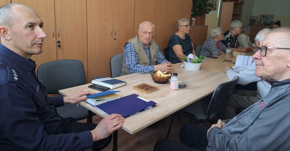 zdjęcie: Seniorzy z Klubu Seniora w Mrągowie już „Znają ich numery” / fot. KPP w Mrągowie
