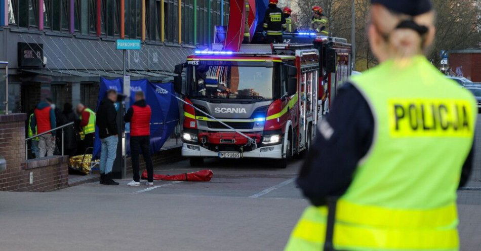 zdjęcie: Straż Pożarna zabezpiecza miejsce pożaru na Ursynowie w Warszawie. Cztery osoby nie żyją / Warszawa, 21.03.2026. Służby pracują na miejscu pożaru na warszawskim Ursynowie, 21 bm. W zaparkowanym przy ulicy Migdałowej busie wybuchł pożar. Ogień przedostał się na budynek remontowanej strzelnicy. W wyniku zdarzenia cztery osoby zginęły, dwie zostały ranne. (mr) PAP/Paweł Supernak
