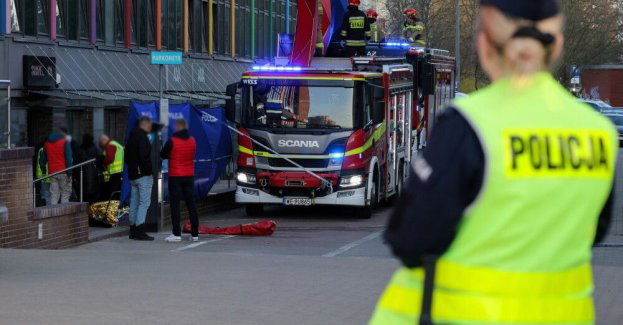 Straż Pożarna zabezpiecza miejsce pożaru na Ursynowie w Warszawie. Cztery osoby nie żyją