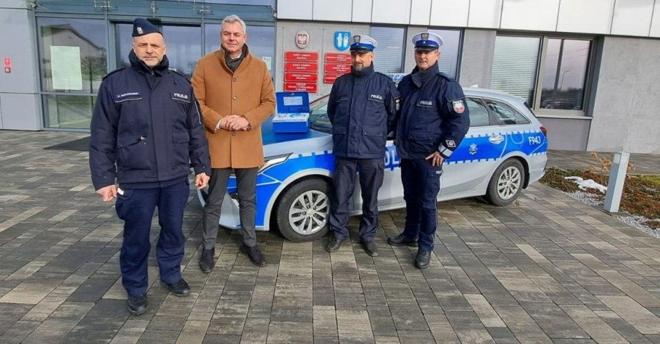 zdjęcie: Nowe urządzenie do sprawdzania trzeźwości trafiło do pajęczańskich policjantów / fot. KPP w Pajęcznie