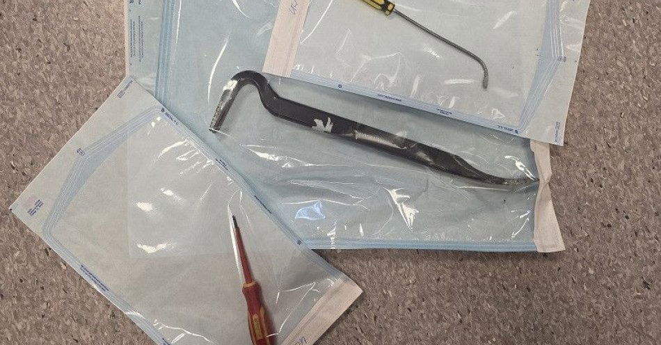 zdjęcie: Włamał się do piwnicy zjadł cukierki i zasnął na kanapie / fot. KMP w Legnicy