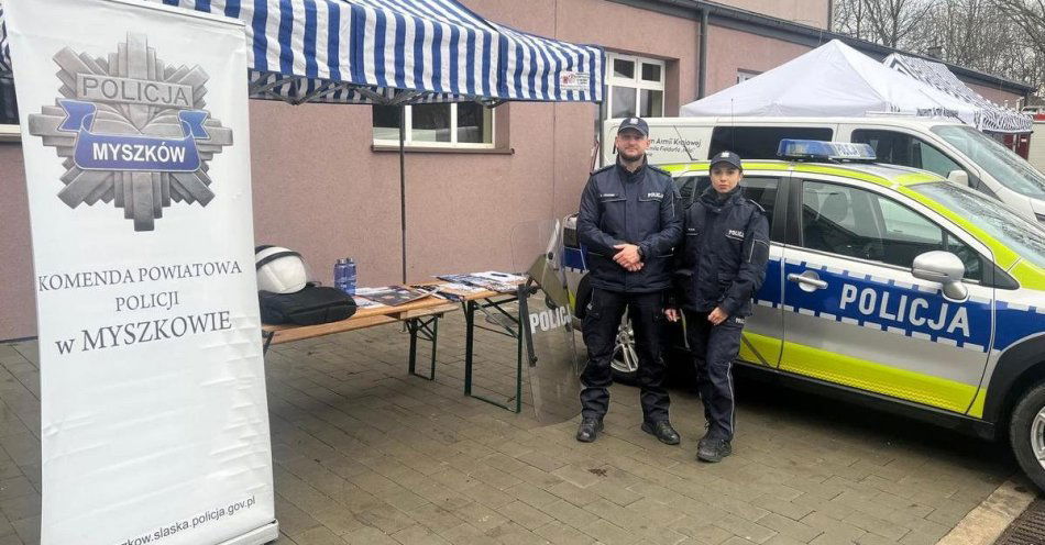 zdjęcie: Policjanci promowali zawód podczas przysięgi WOT w Myszkowie / fot. KPP w Myszkowie