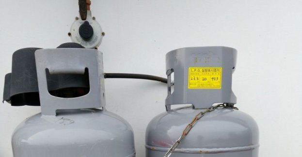 Wybuch gazu z butli zniszczył mieszkanie w kamienicy; jedna osoba ranna