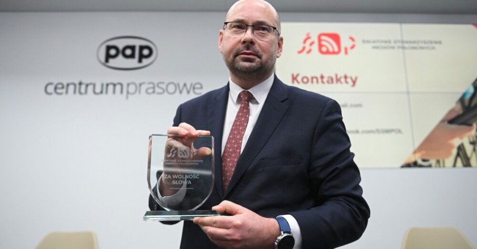 zdjęcie: Światowe Forum Mediów Polonijnych oddało w depozyt PAP nagrodę dla Andrzeja Poczobuta / Warszawa, 14.11.2025. Zarządzający Polską Agencją Prasową Marek Błoński podczas VIII Światowego Forum Mediów Polonijnych w Centrum Prasowym PAP w Warszawie, 14 bm. Podczas konferencji zaprezentowane zostały założenia i działalność Światowego Stowarzyszenia Mediów Polonijnych oraz stanowisko/apel w sprawie Andrzeja Poczobuta – symbolu wolności słowa i solidarności dziennikarskiej oraz przekazanie w depozyt do PAPu wyróżnienia/statuetki „Za wolność słowa” przyznanej Andrzejowi Poczobutowi przez Św