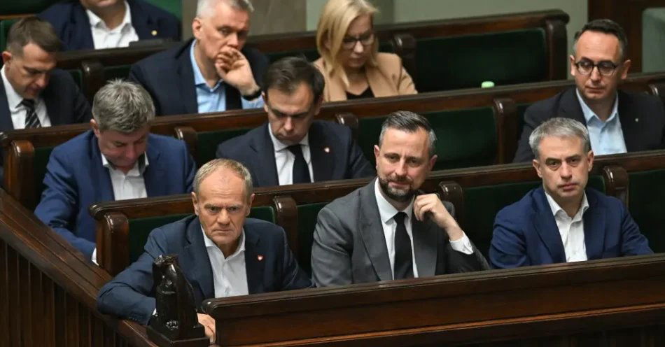 zdjęcie: Sondaż OGB: KO - 33,53 proc., PiS - 22,34 proc., Konfederacja - 15,82 proc. / Warszawa, 29.05.2026. Pierwszy rząd: premier Donald Tusk (L), wicepremier, minister cyfryzacji Krzysztof Gawkowski (P) i wicepremier, minister obrony narodowej Władysław Kosiniak-Kamysz (C), drugi rząd: szef KPRM Jan Grabiec (L), minister finansów i gospodarki Andrzej Domański (2L), minister infrastruktury Dariusz Klimczak (P) na sali posiedzeń Sejmu, 29 bm. W ostatnim dniu posiedzenia Sejm uchwalił ustawę zakazującą trzymania psów i kotów na uwięzi. (jm) PAP/Radek Pietruszka