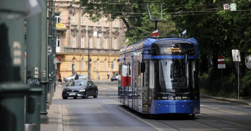 zdjęcie: 15-latka zapatrzona w telefon weszła pod tramwaj / fot. PAP